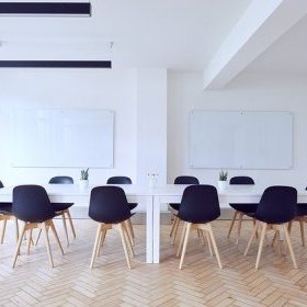 Acheter du mobilier pour une salle de conférence