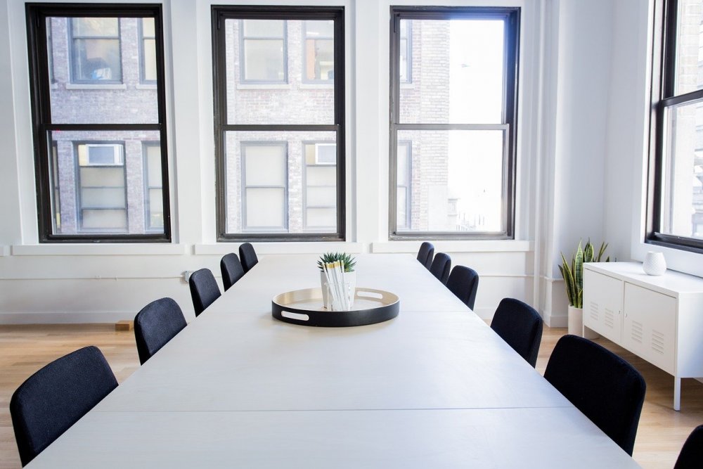 Choisir les chaises pour une salle de conférence