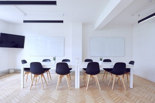 Acheter du mobilier pour une salle de conférence